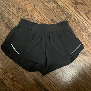 lululemon hotty hot shorts 2.5”